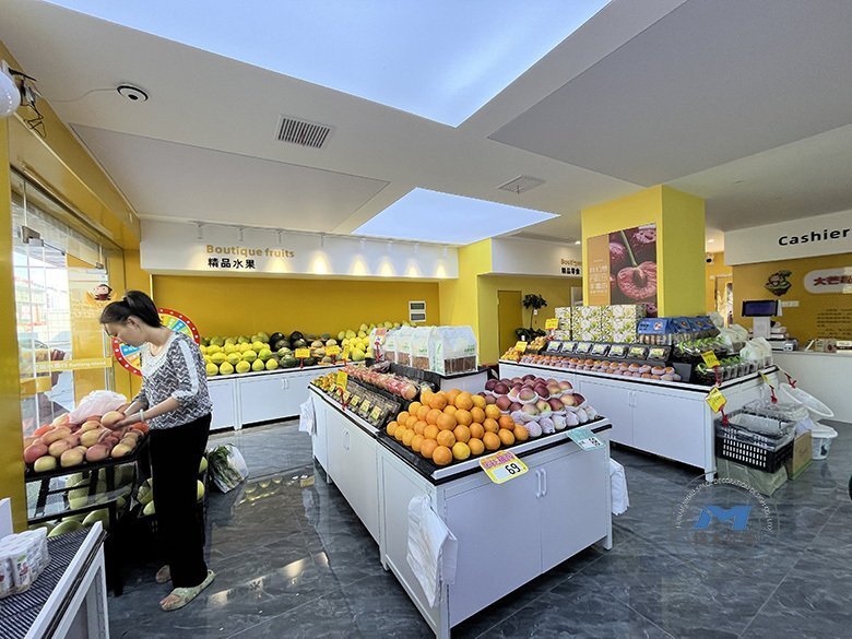 現(xiàn)代水果零食連鎖店裝修設(shè)計(jì)效果店內(nèi)實(shí)景堆頭
